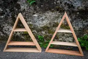 Étagère triangle. une création de la scierie Dagand à découvrir dans notre atelier de fabrication/showroom