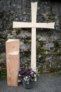 © Scierie Dagand – Sépulture – croix en bois © Scierie Dagand - Sépulture - croix en bois